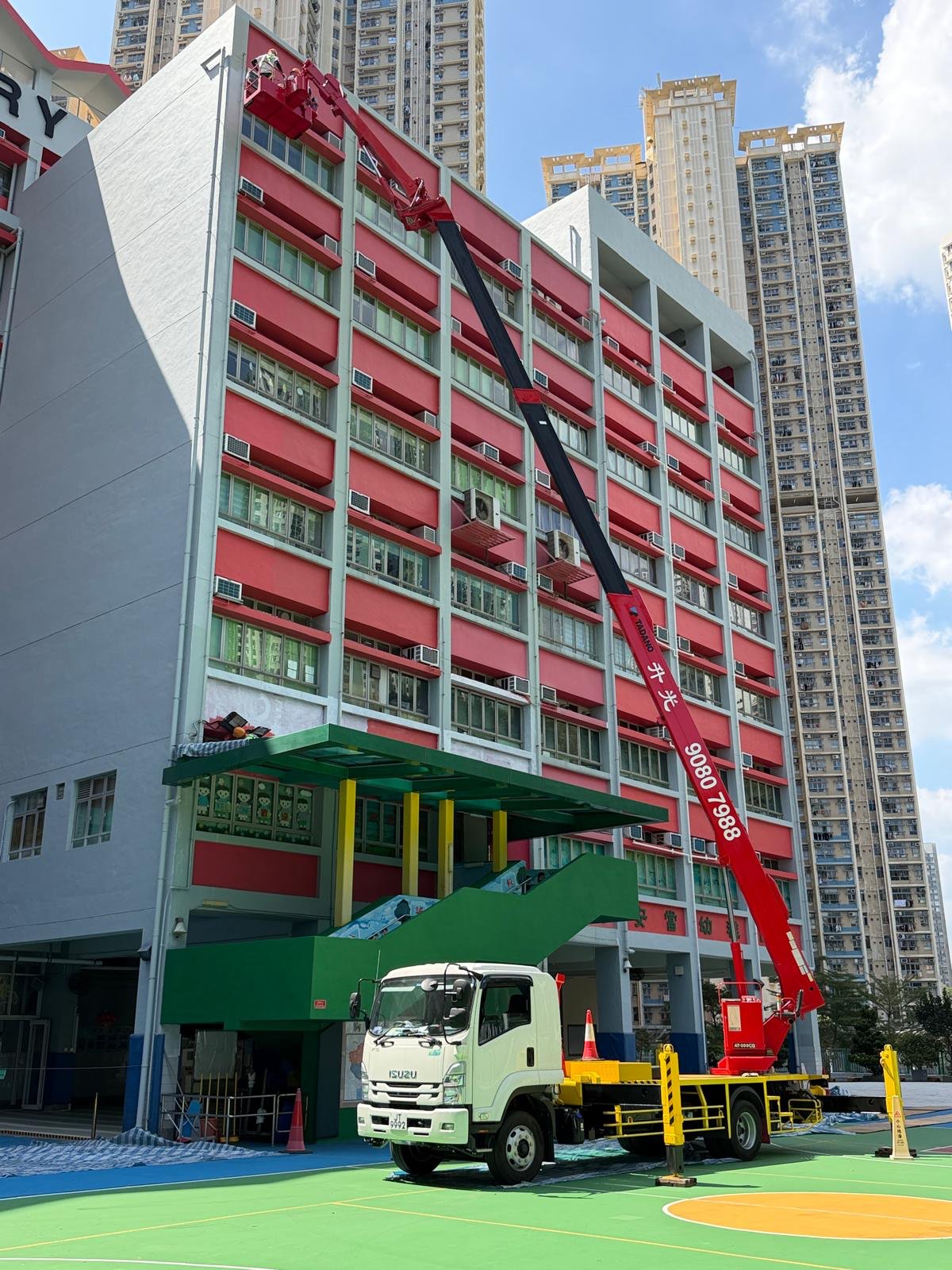 升光吊機車於校舍外牆進行高空作業